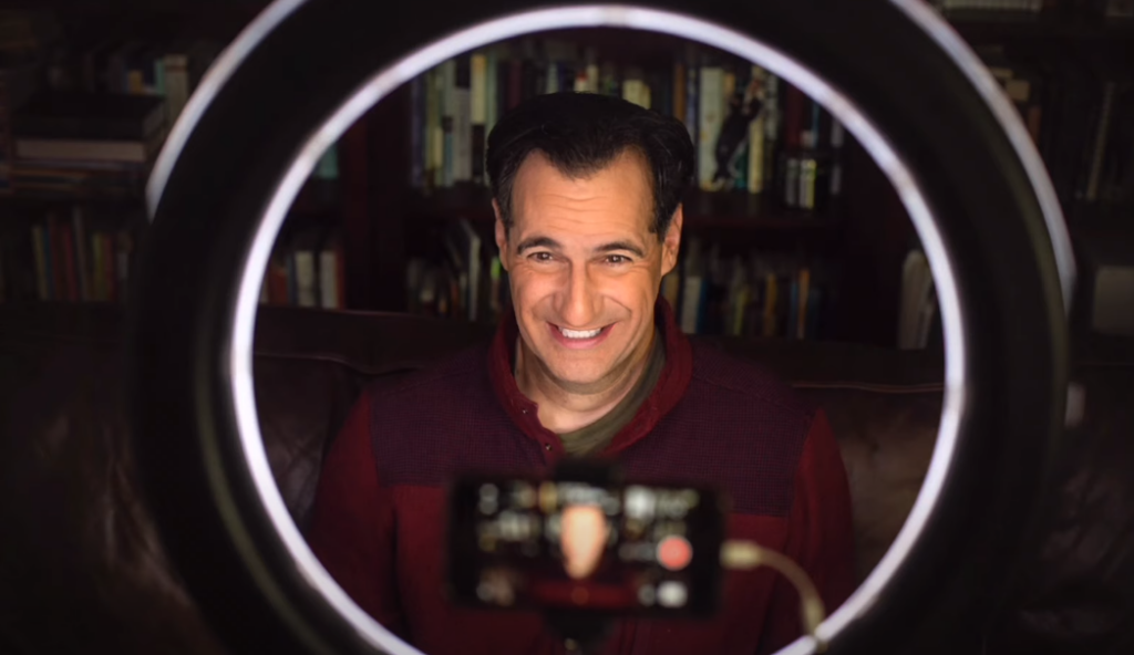 a picture of Carl Azuz